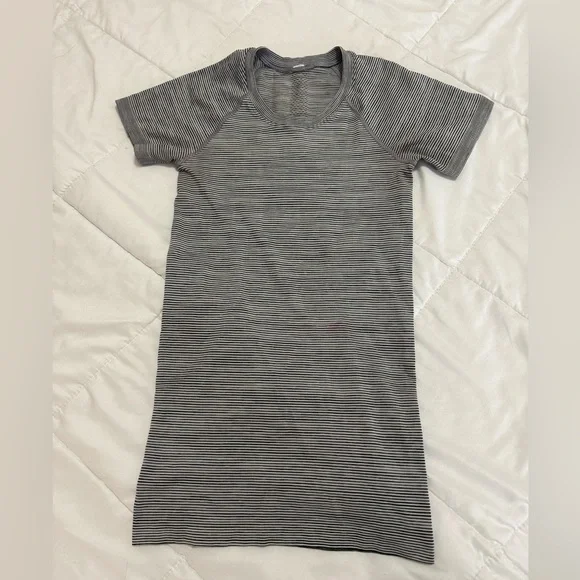 Black and White striped lululemon swiftly 2.0 - Picture 1 of 4